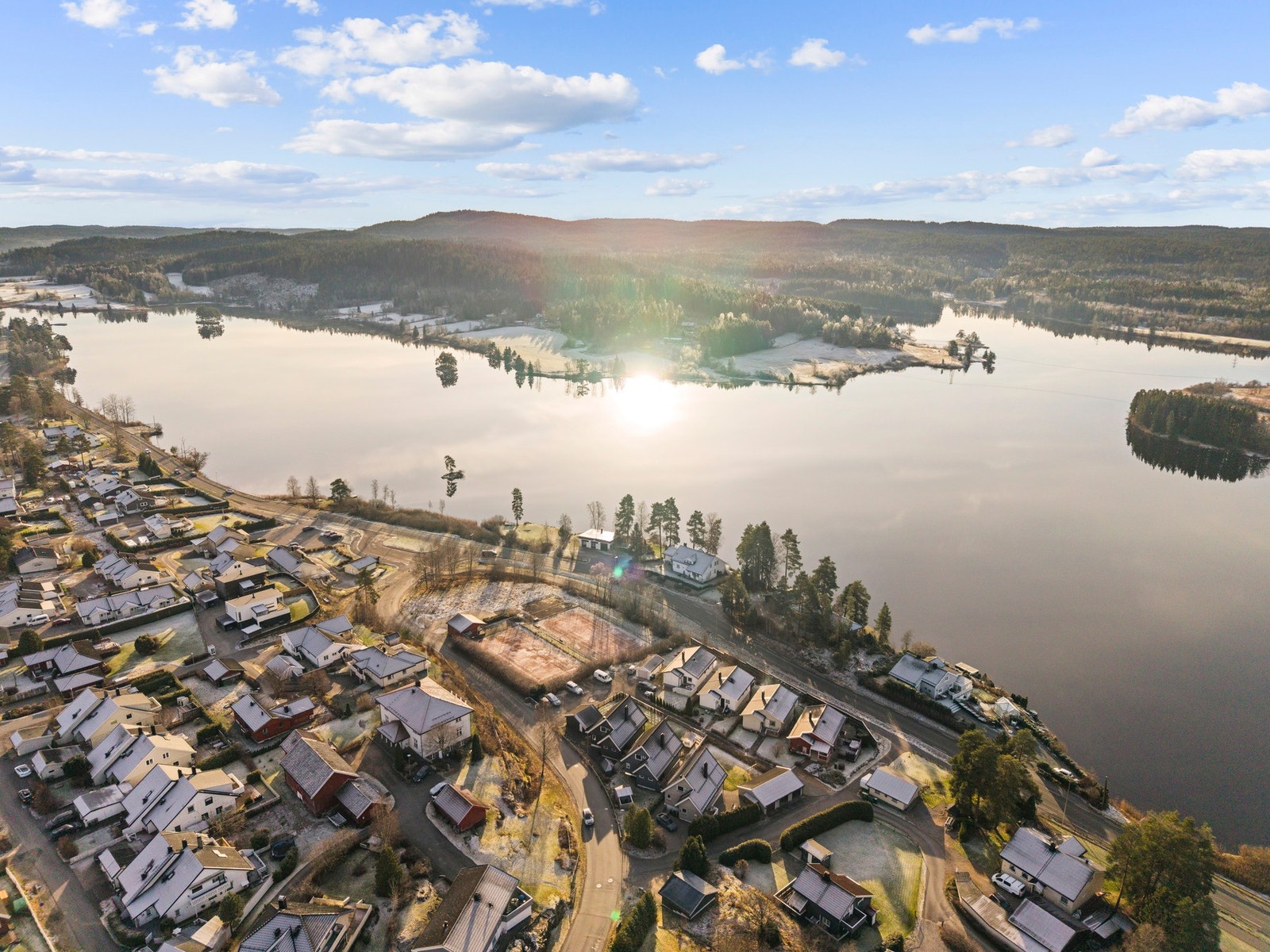 Boligen har en fantastisk beliggenhet. Om vinteren har man skøyteløype på Vågvann, og badeplass om sommeren. Galleribilde