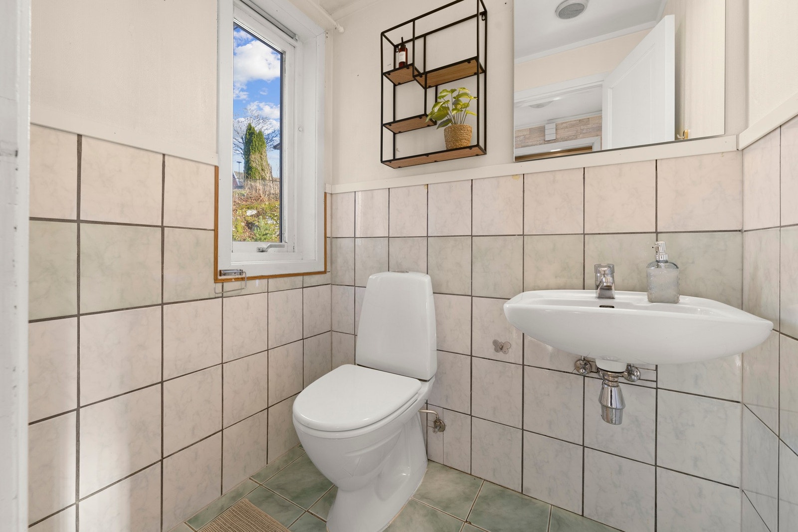 Toalettrom i første etasje, perfekt for gjester som er på besøk Galleribilde