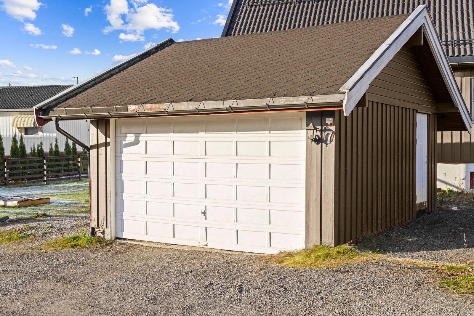 I tillegg til garasje har boligen. 2 plasser på fellesparkering som hører til bolig Galleribilde