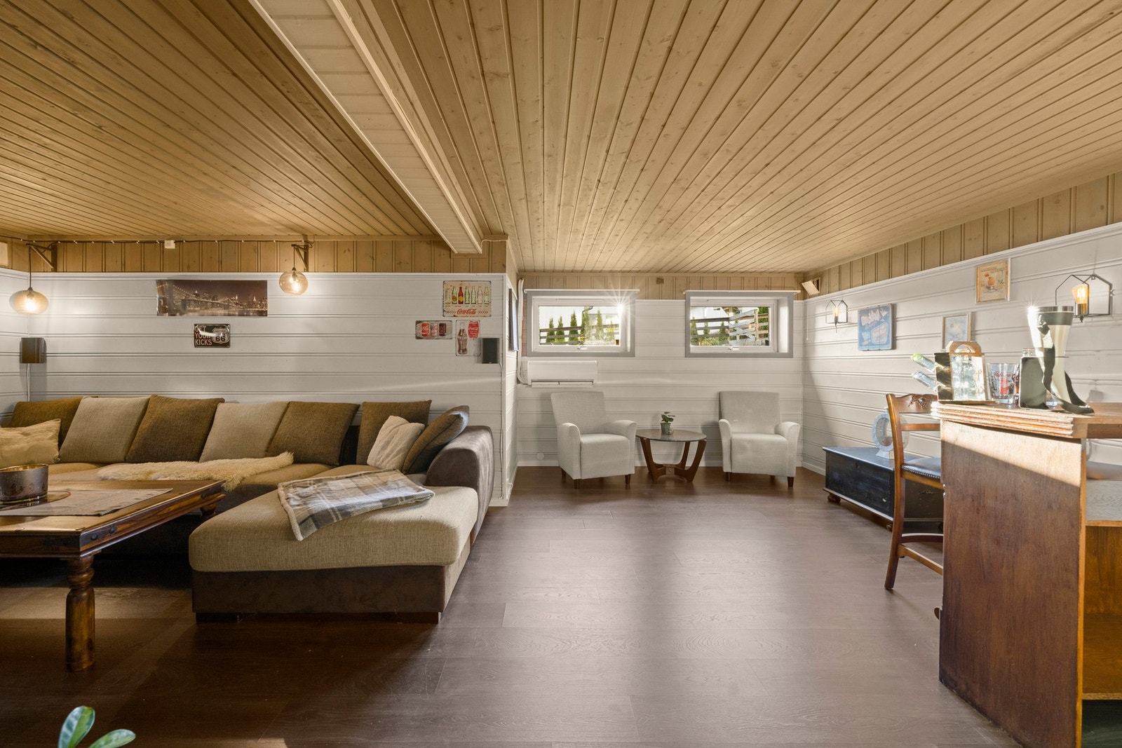 Stor kjellerstue som gjør det enkelt å møblere. Galleribilde