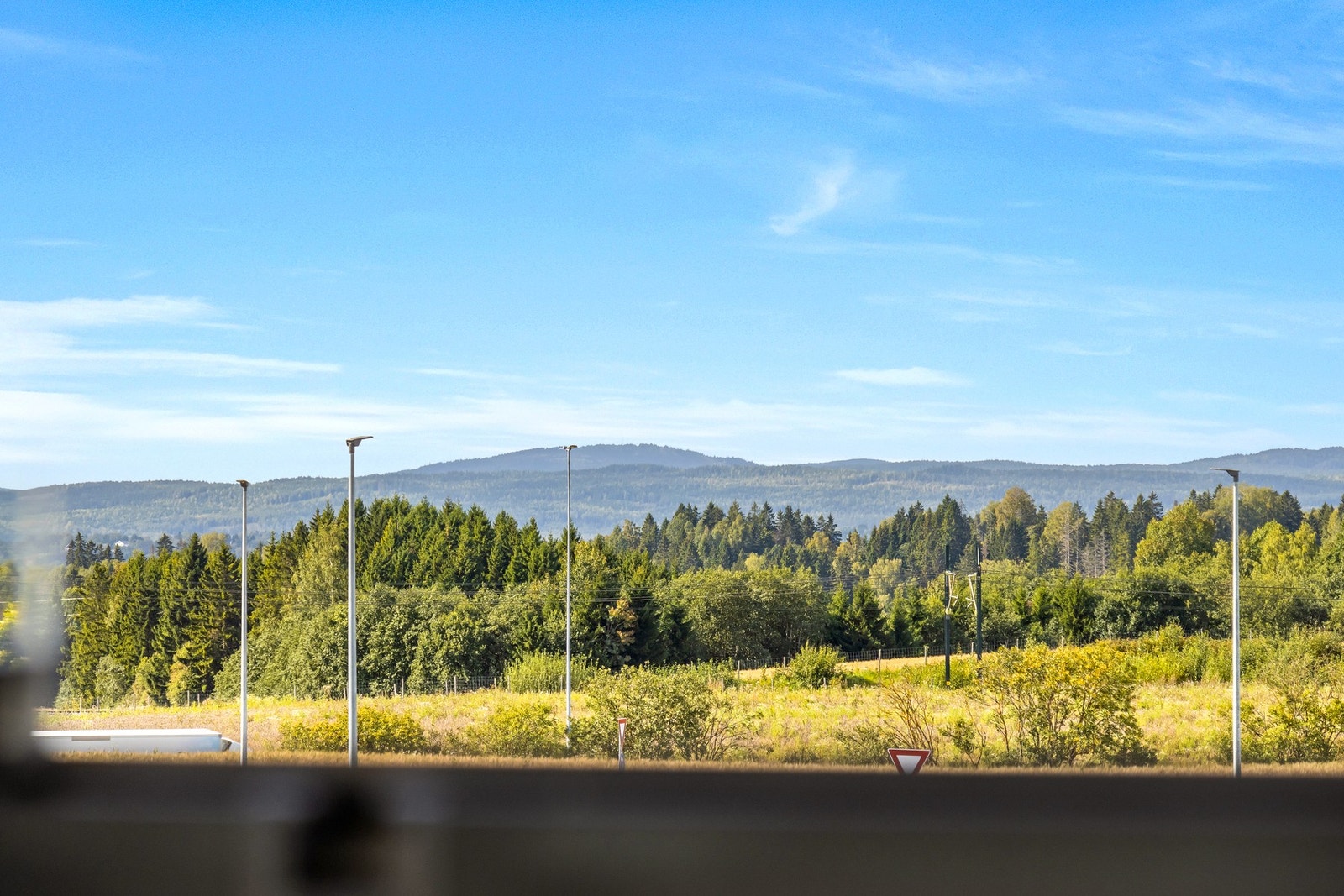 Pen utsikt over marka med koselige rekreasjonsmuligheter. Galleribilde