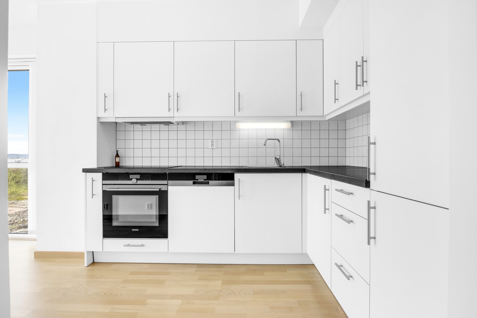 Godt med oppbevaring i over- og underskap. Galleribilde