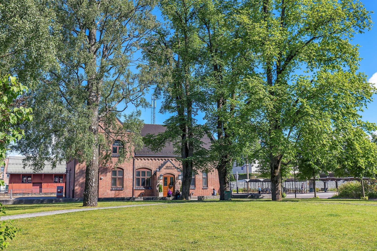 Jessheim stasjon med hyppige avganger til Oslo sentrum, Lillestrøm m.m. Galleribilde