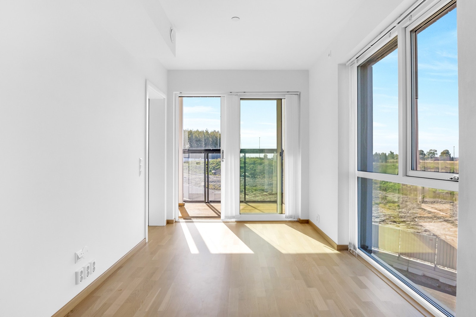 Lys stue med fine møbleringsmuligheter. Galleribilde