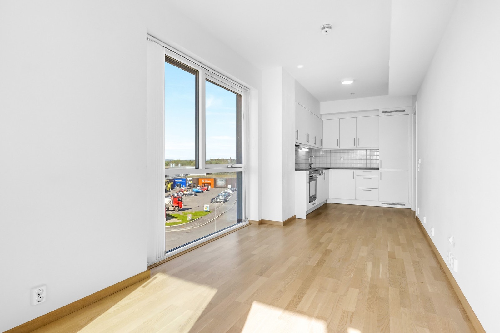 Store vindusflater som sørger for godt med naturlig lysinnslipp. Galleribilde