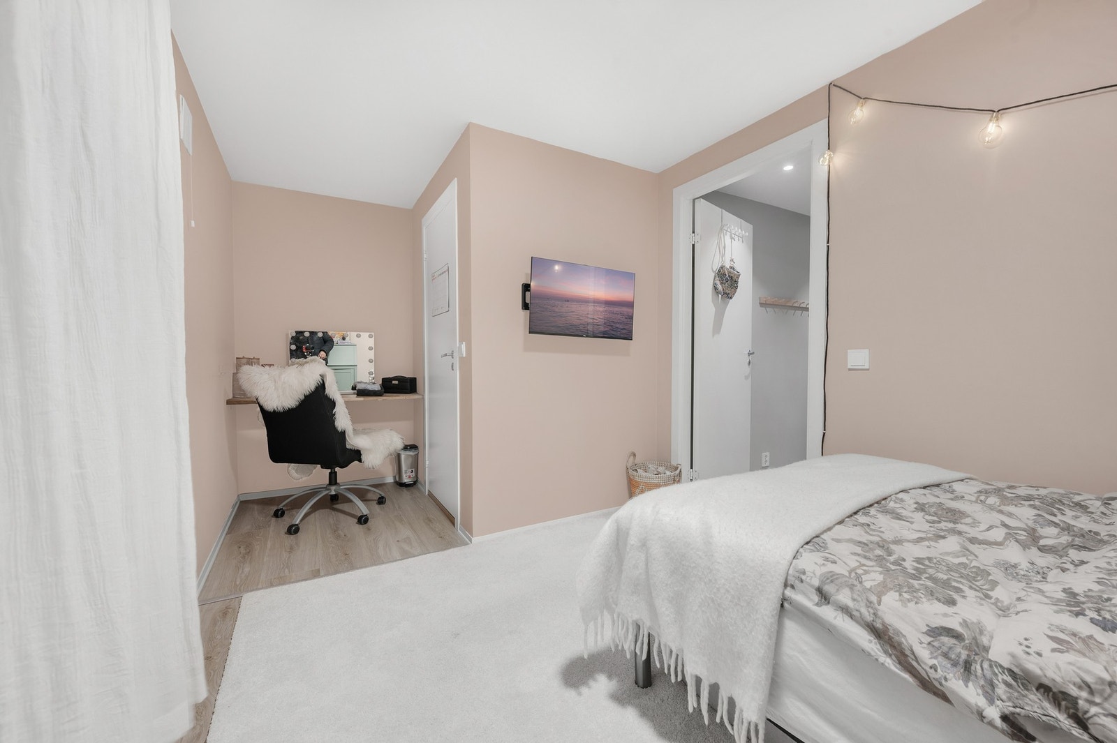 Soverom 2 i tilknytning gang, det er utgang til utvendig bod og en egen innvendig bod. Galleribilde