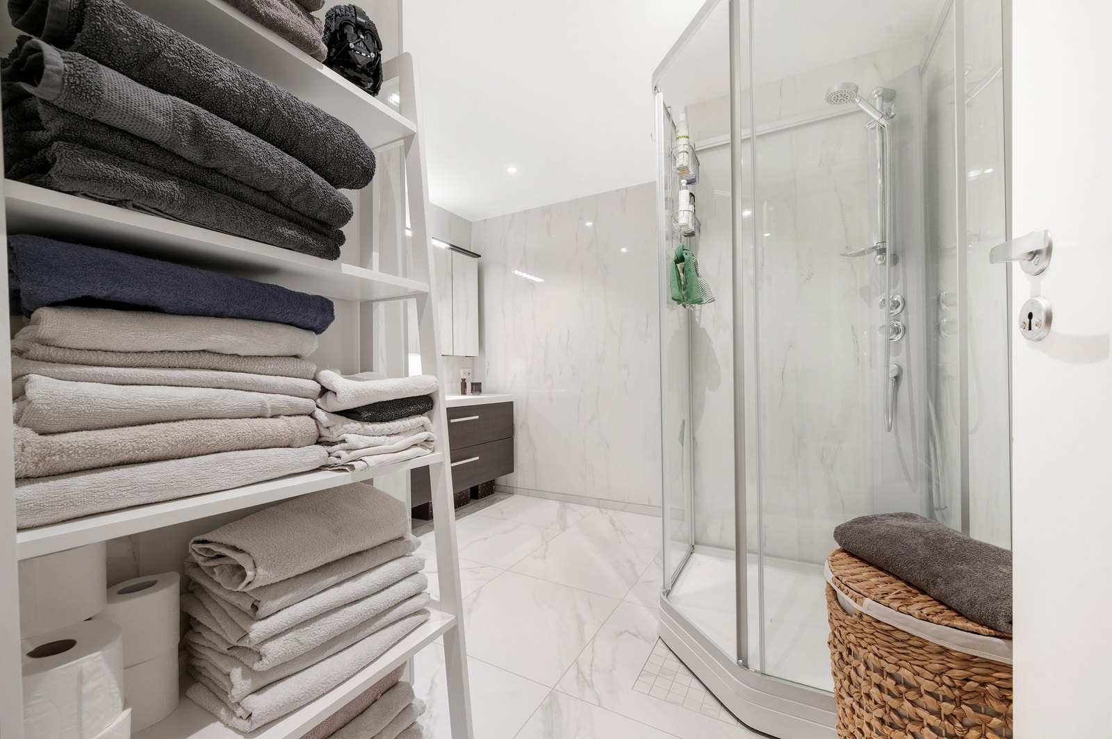 Badet er helt nytt fra 2025 og har varmekabler i gulv og opplegg for vaskemaskin. Galleribilde