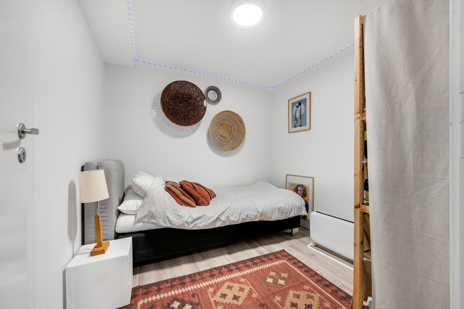 Rom som i dag er innredet som soverom, har godkjent rømingsvei ut via dør, men ingen vindu. Kan også brukes som "walk-in" closet/bod.
Det er i dag innredet med 2 stk garderobeskap. Galleribilde