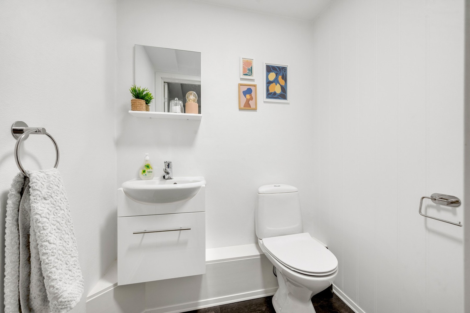 Toalettrom tilknyttet 2 av soverommene, som gjør det enkelt med gjester på besøk. Galleribilde