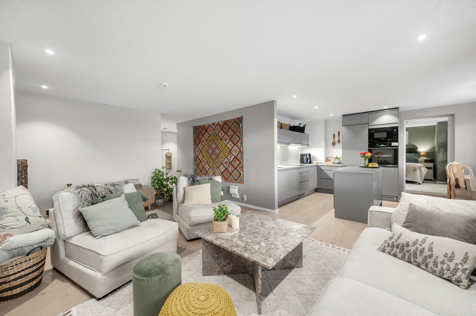 Gode møbleringsmuligheter på stue. Galleribilde