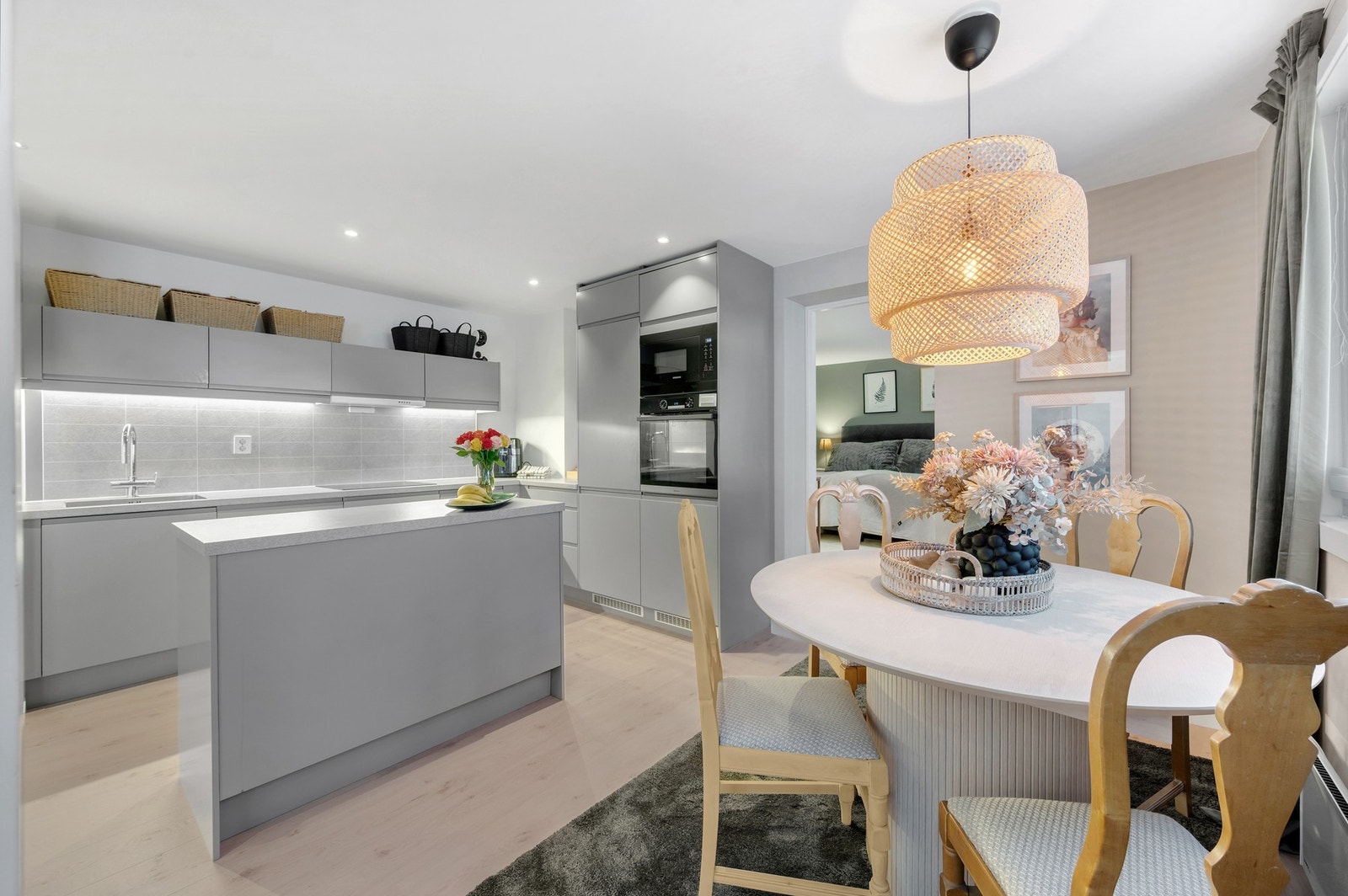 Kjøkkenøy gir ekstra god benkeplass og oppbevaringsmuligheter. Galleribilde