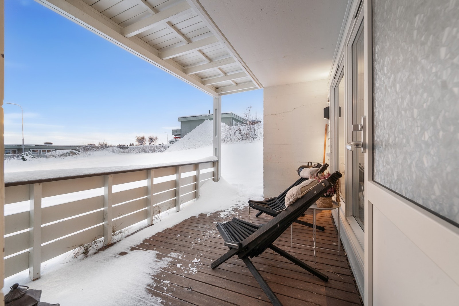 Markterrasse med direkte utgang til felles grøntareal. Galleribilde