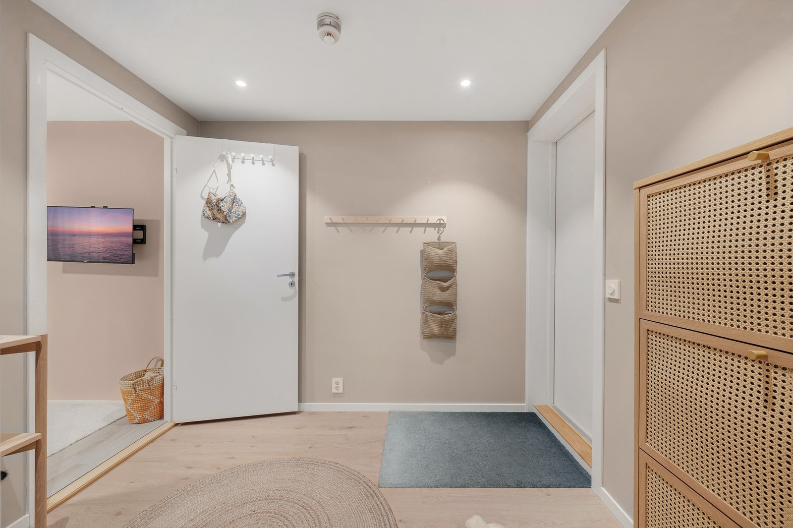 Inngangsparti med god plass for oppbevaring. Galleribilde