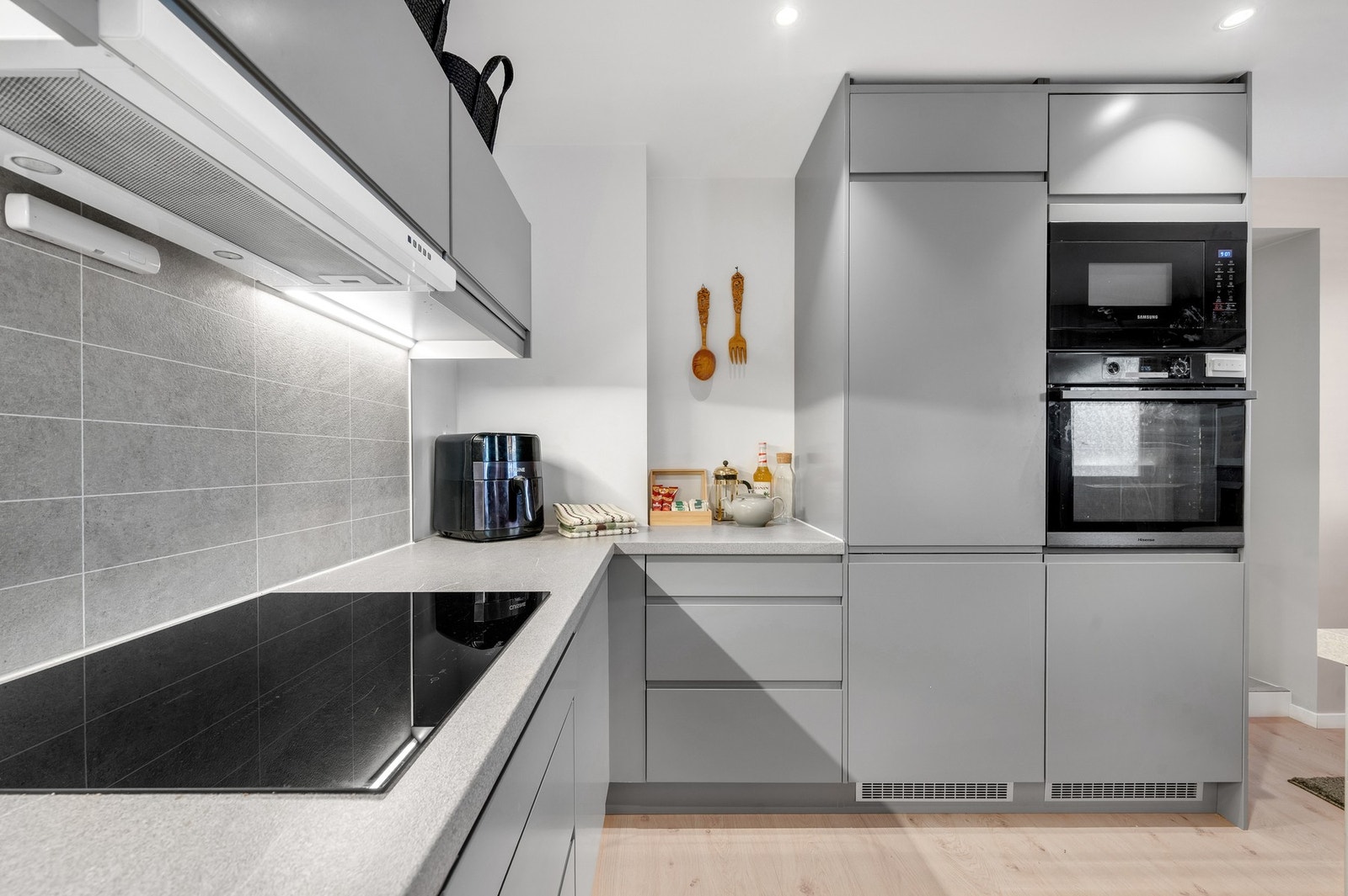 Integrerte hvitevarer medfølger handelen. Galleribilde