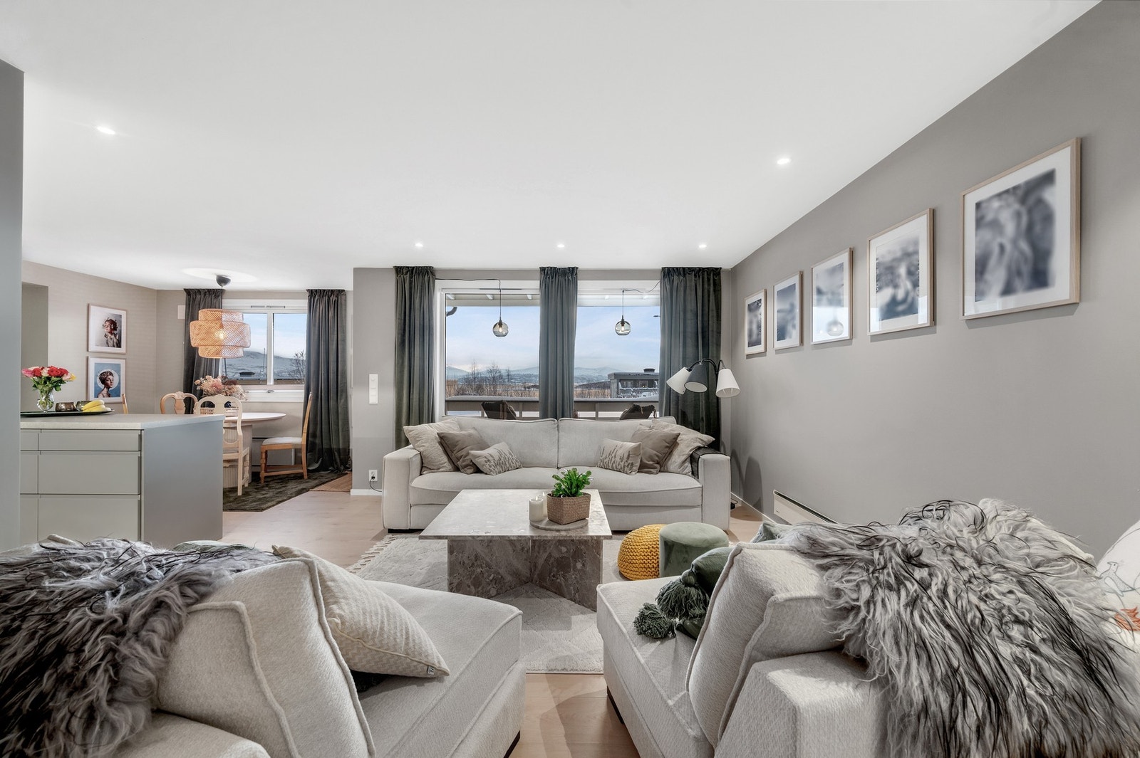 Svært romslig stue med dimbare downlights i tak og store vindusflater. Galleribilde