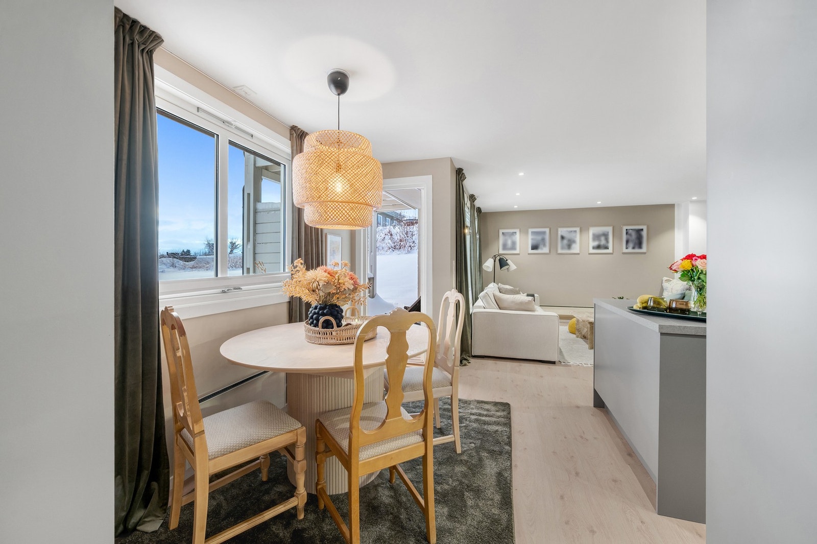 God plass for spisebord på kjøkken. Galleribilde