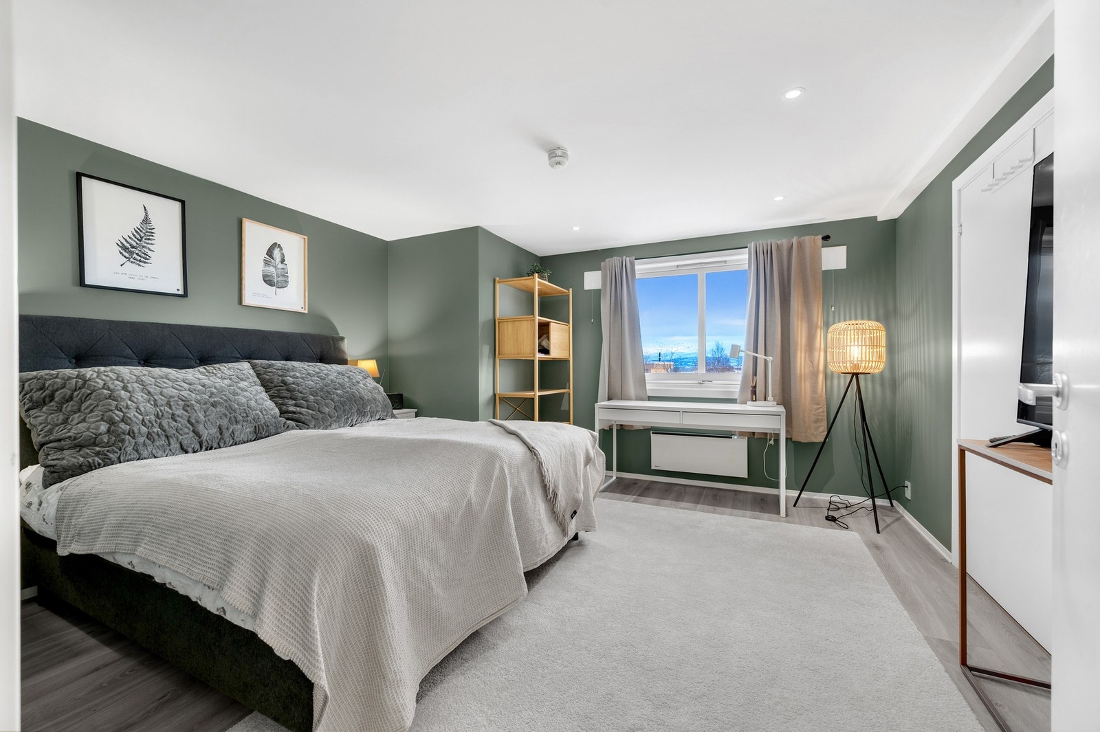 Hovedsoverom med svært god plass for stor seng og ekstra møblemang. Galleribilde