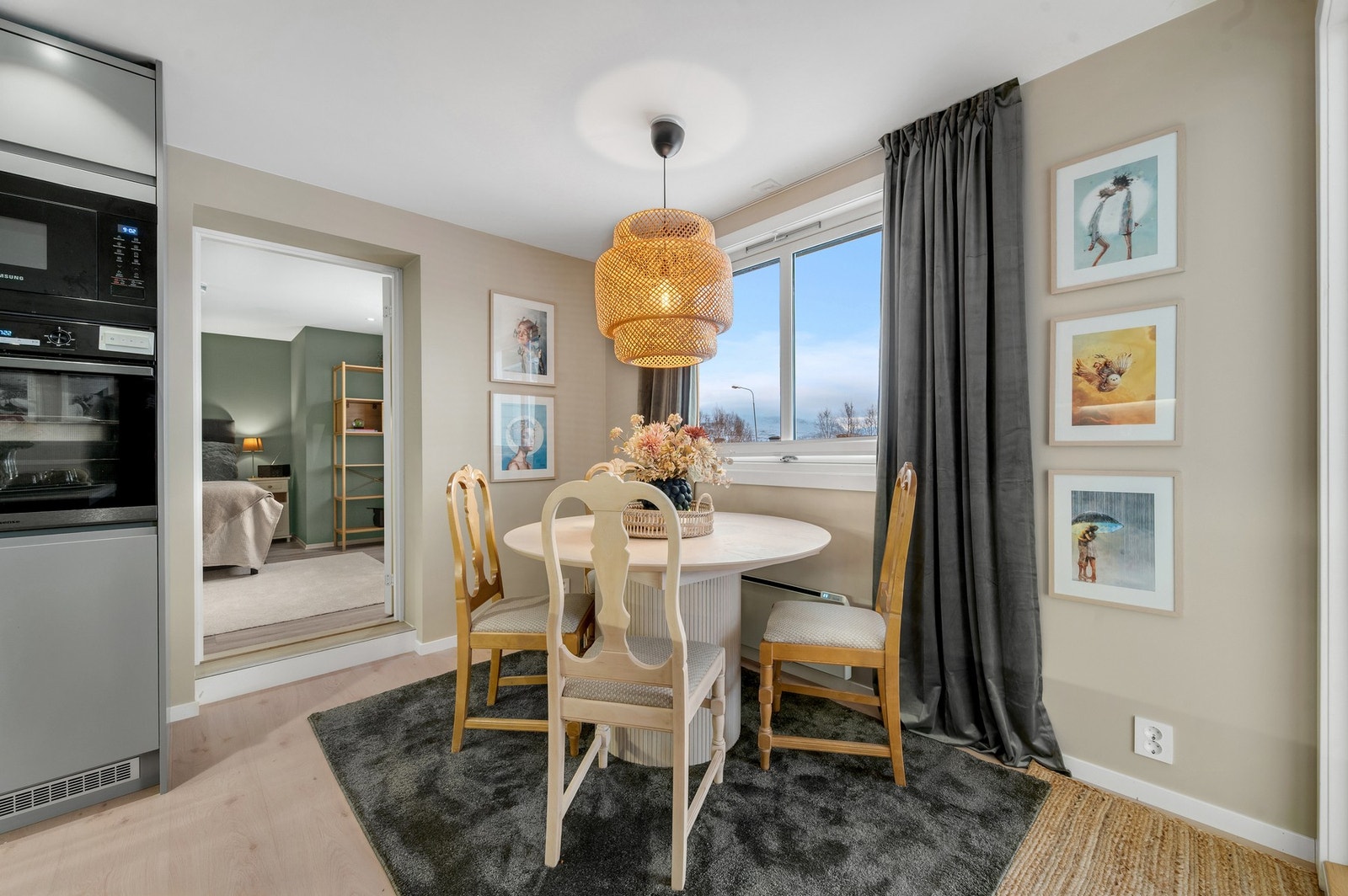 Praktisk planløsning med god plass for spisebord. Galleribilde