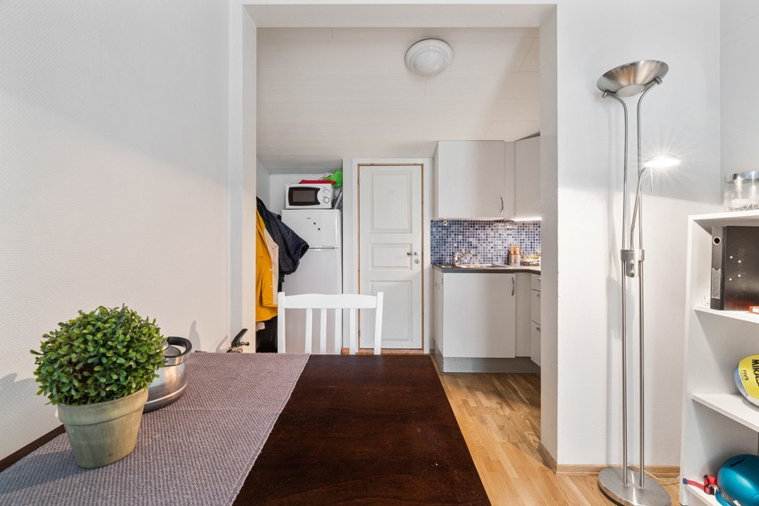 Entre og kjøkken. Leiligheten skal pusses opp før ny leietaker overtar!