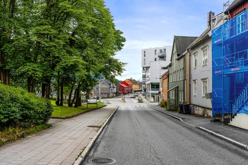 Fasade - med krysset ved Tromsøbrua rett frem.