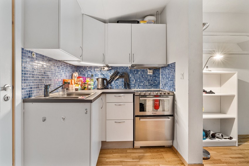 Funksjonell kjøkkenkrok i dagens utseende, skal pusses opp.