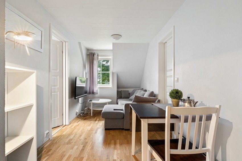 Åpen løsning mellom stue og kjøkken skaper rom for det sosiale.