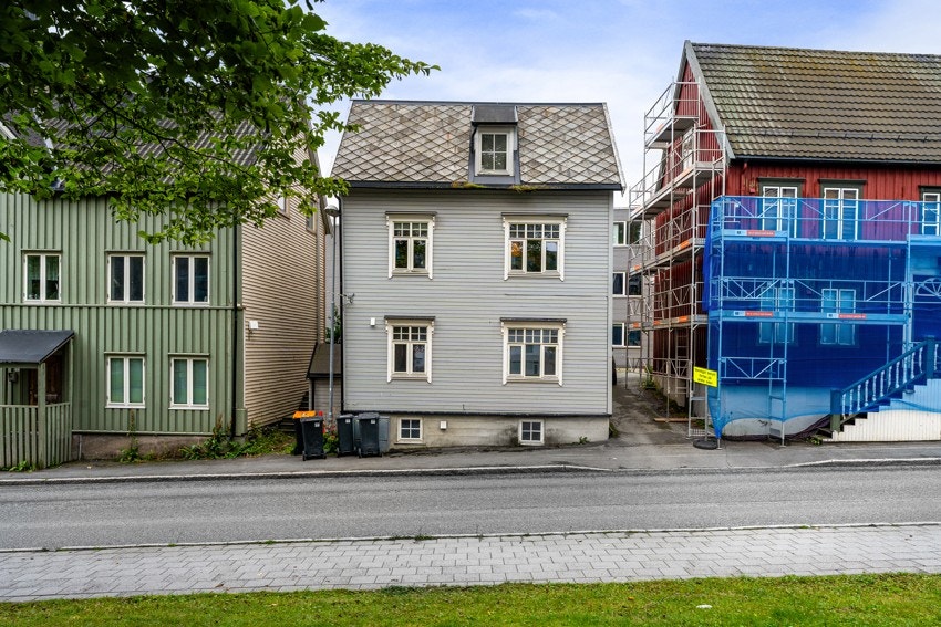 Leiligheten ligger svært sentralt til, med umiddelbar nærhet til Tromsø sentrum med sitt pulserende byliv og alt det har å by på!