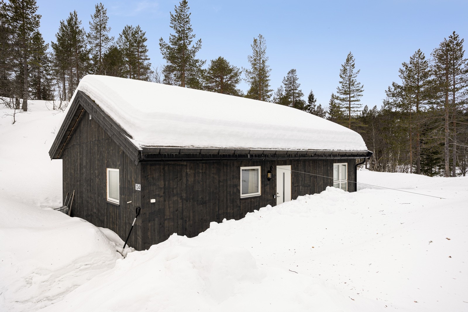 Bilveg helt frem, hele året. God plass til parkering på egen tomt. Galleribilde