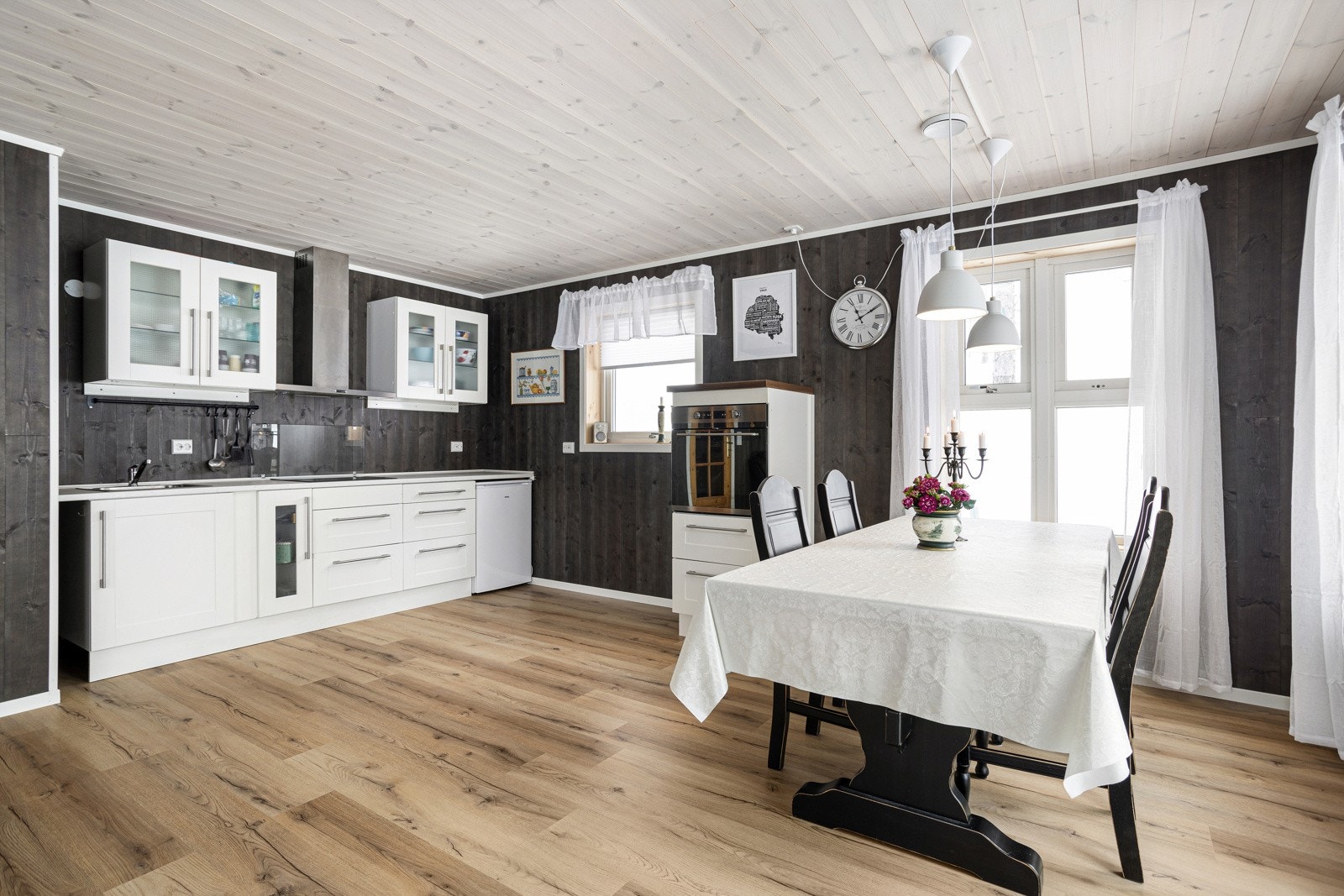 Kjøkken med innredning fra Ikea. Hvitevarer som kjøleskap, komfyr og platetopp. Galleribilde