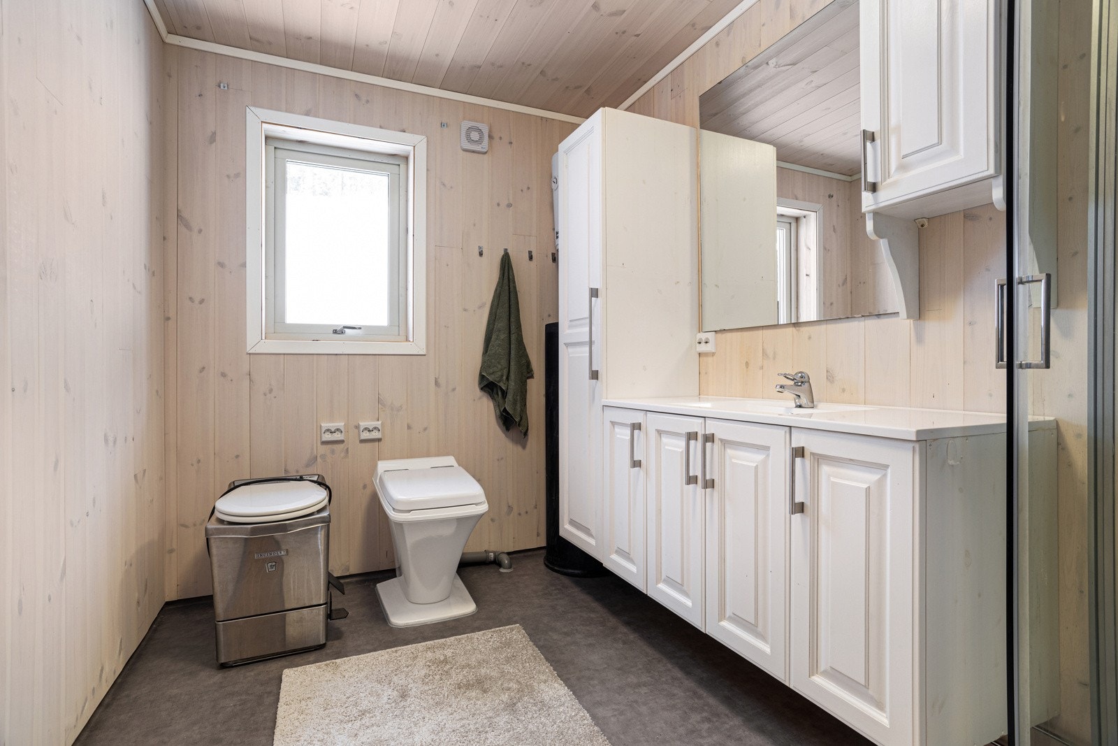 Panel på vegg og belegg på gulv. Galleribilde