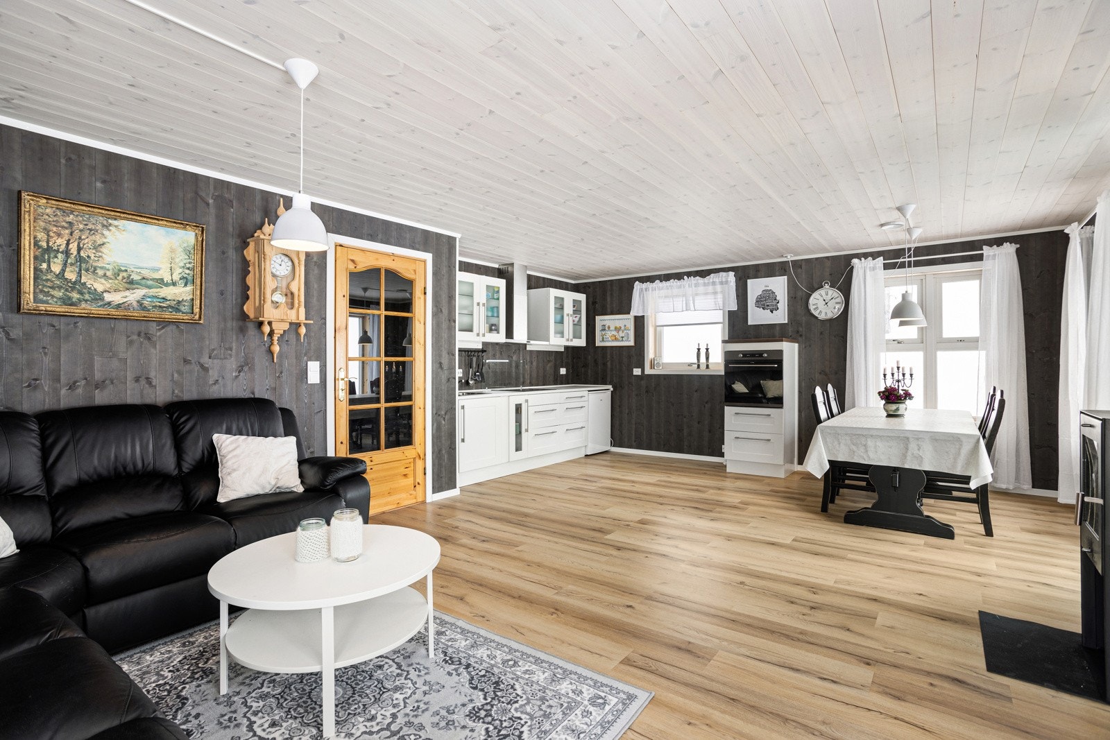 Velkommen inn! Hytta har en praktisk planløsning med alt på en flate. Enkel å varme opp og enkel å vedlikeholde. Galleribilde