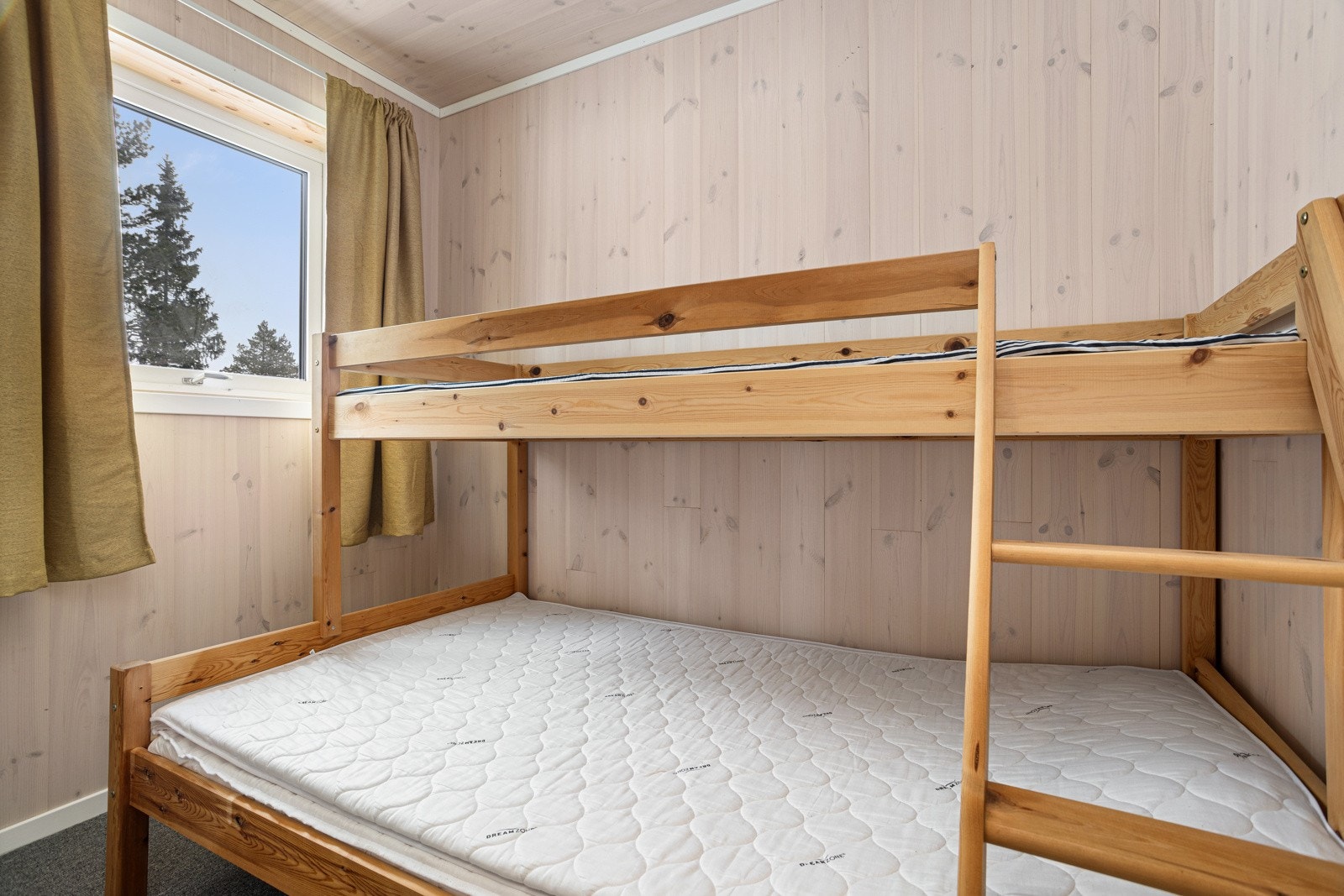 Soverom III innredet med familiekøye. Galleribilde