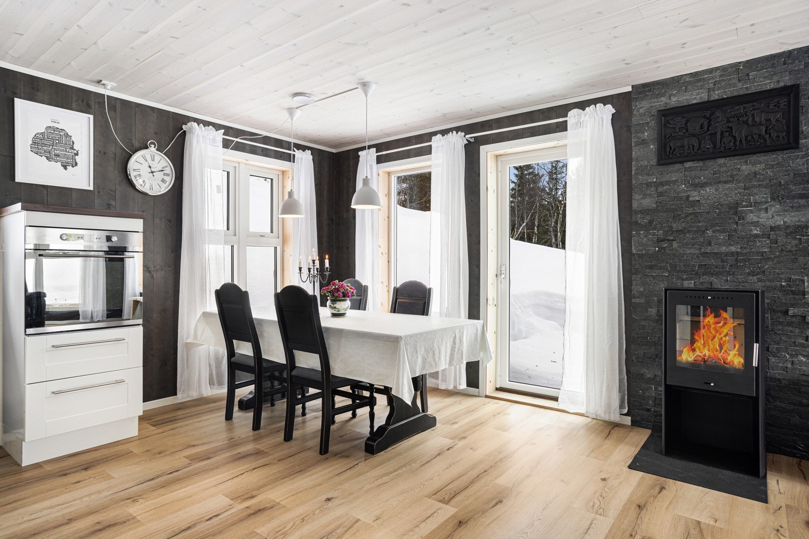 Fra rommet er det også utgang til terrasse, noe som gjør det enkelt å ta med måltidene ut på fine dager. Galleribilde