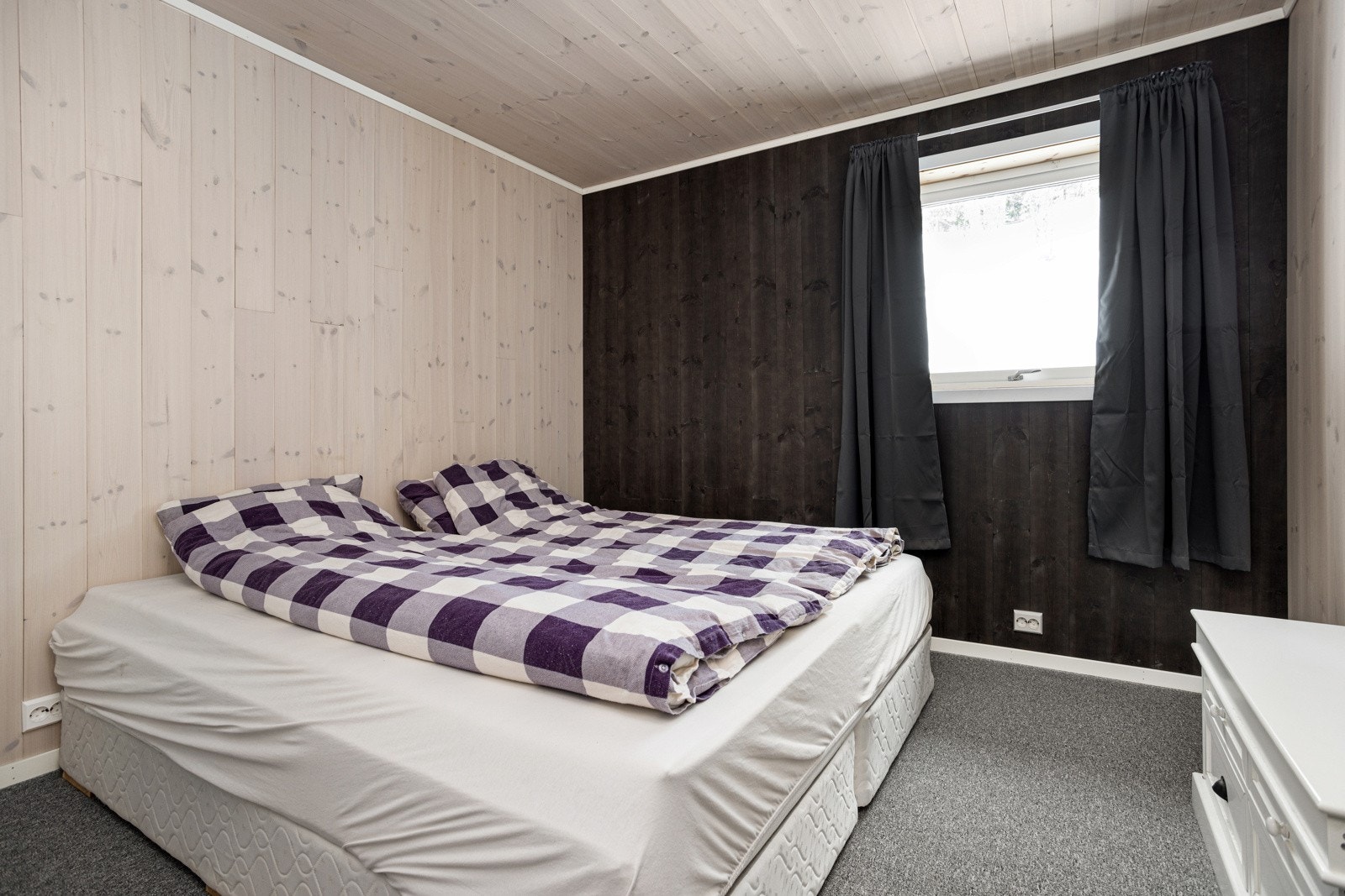 Hovedsoverom med god plass til dobbeltseng og tilhørende møblement. Soverommet har også en garderobenisje. Galleribilde