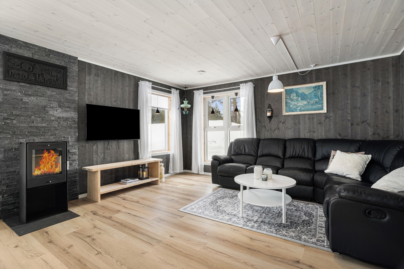 Stue og kjøkken i åpen løsning innbyr til sosiale dager. Pipe er nå på plass, slik at man kan nyte varmen og synet fra flammene i peisen. Galleribilde