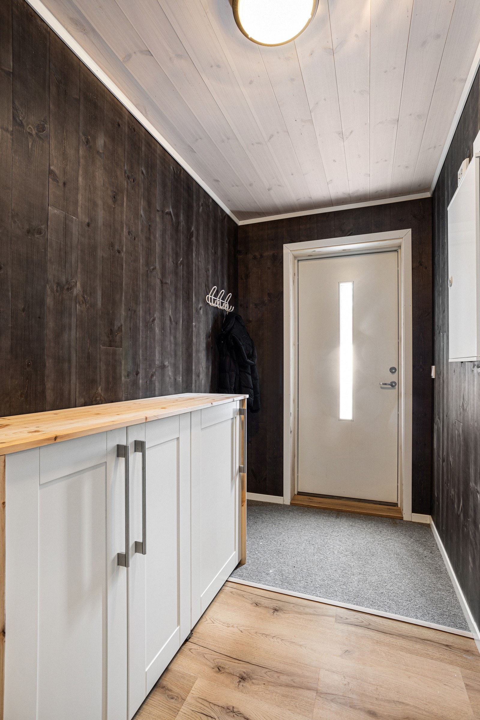 Entré med god plass til å henge fra seg ytterklær og sette fra seg sko. Galleribilde