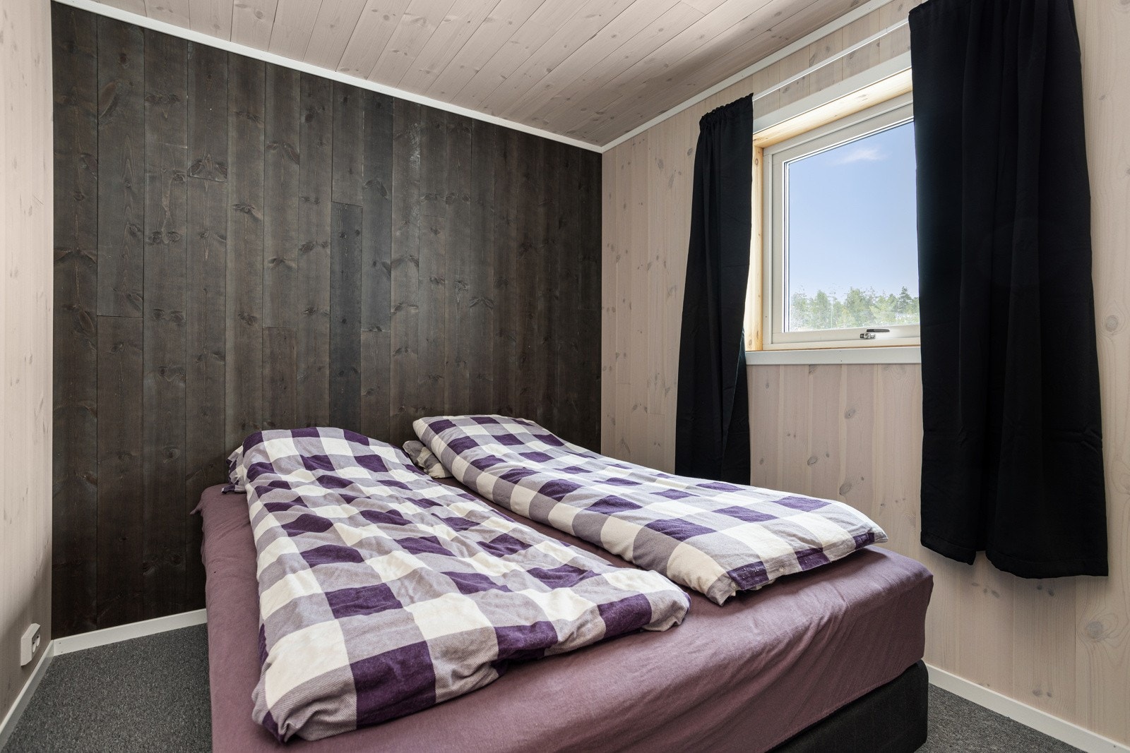 Soverom II innredet med dobbeltseng og garderobe. Galleribilde