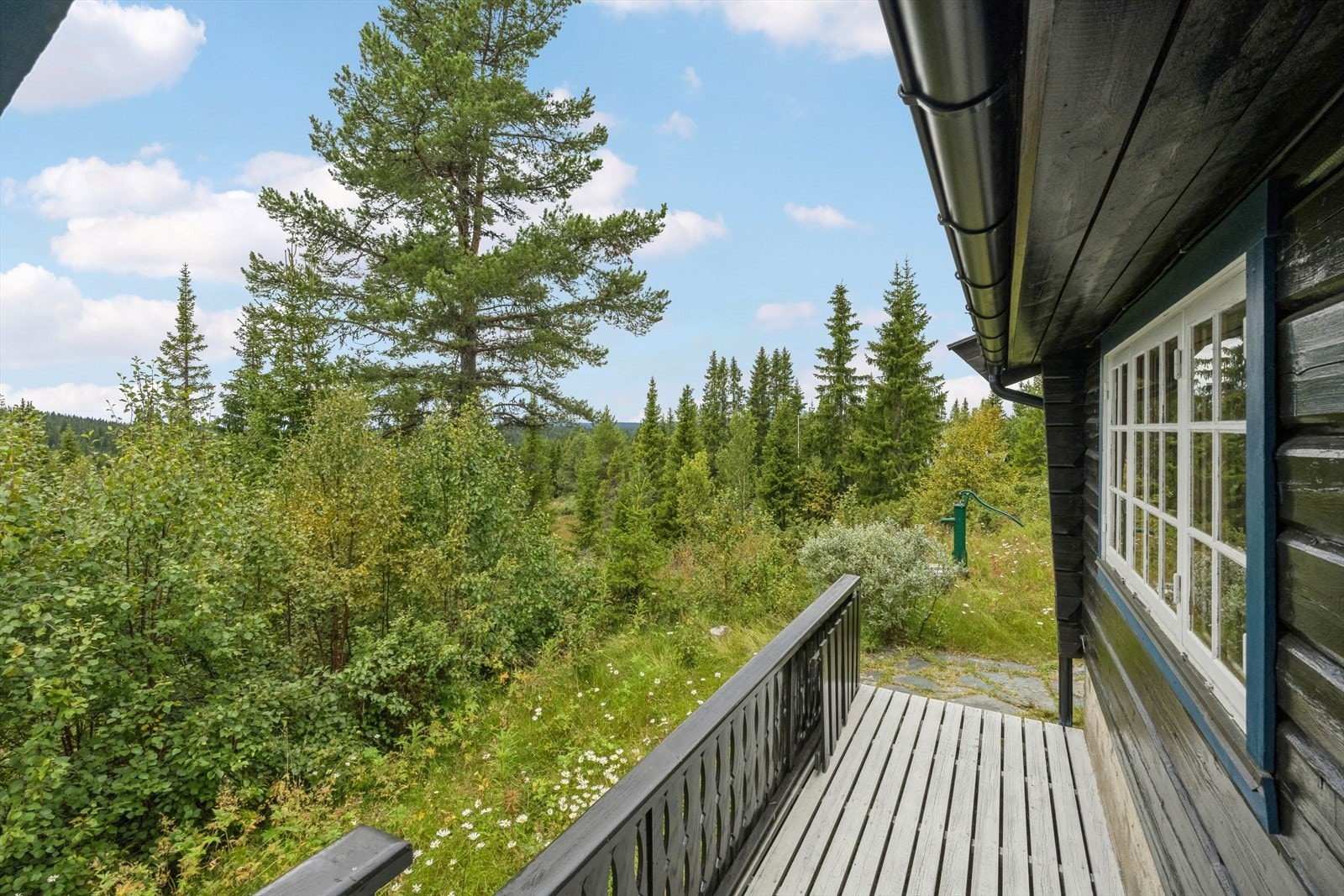 På terrassen som er i forlengelse av inngangspartiet, kan en nyte gode sommerdager med en kopp kaffe og en god bok. Galleribilde