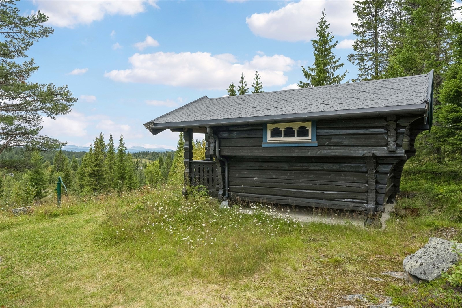 Eiendommen har også et koselig uthus/stabbur. Galleribilde