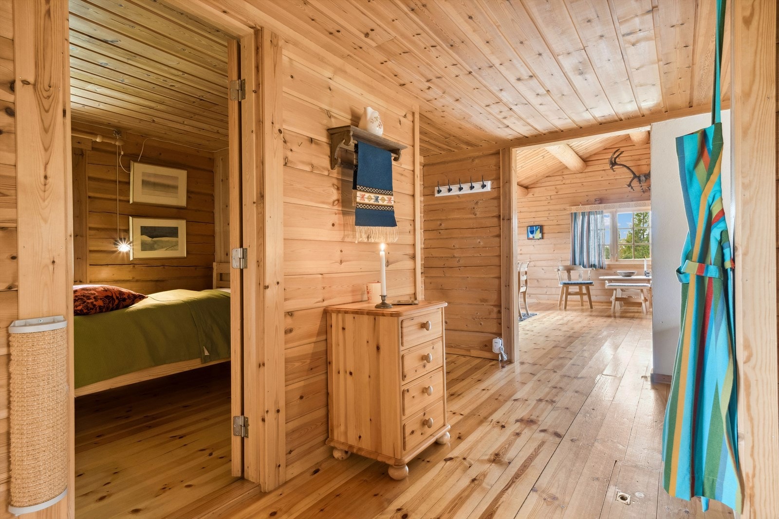 I tillegg har hytta en liten entré og gang med god plass til yttertøy og sko. Galleribilde