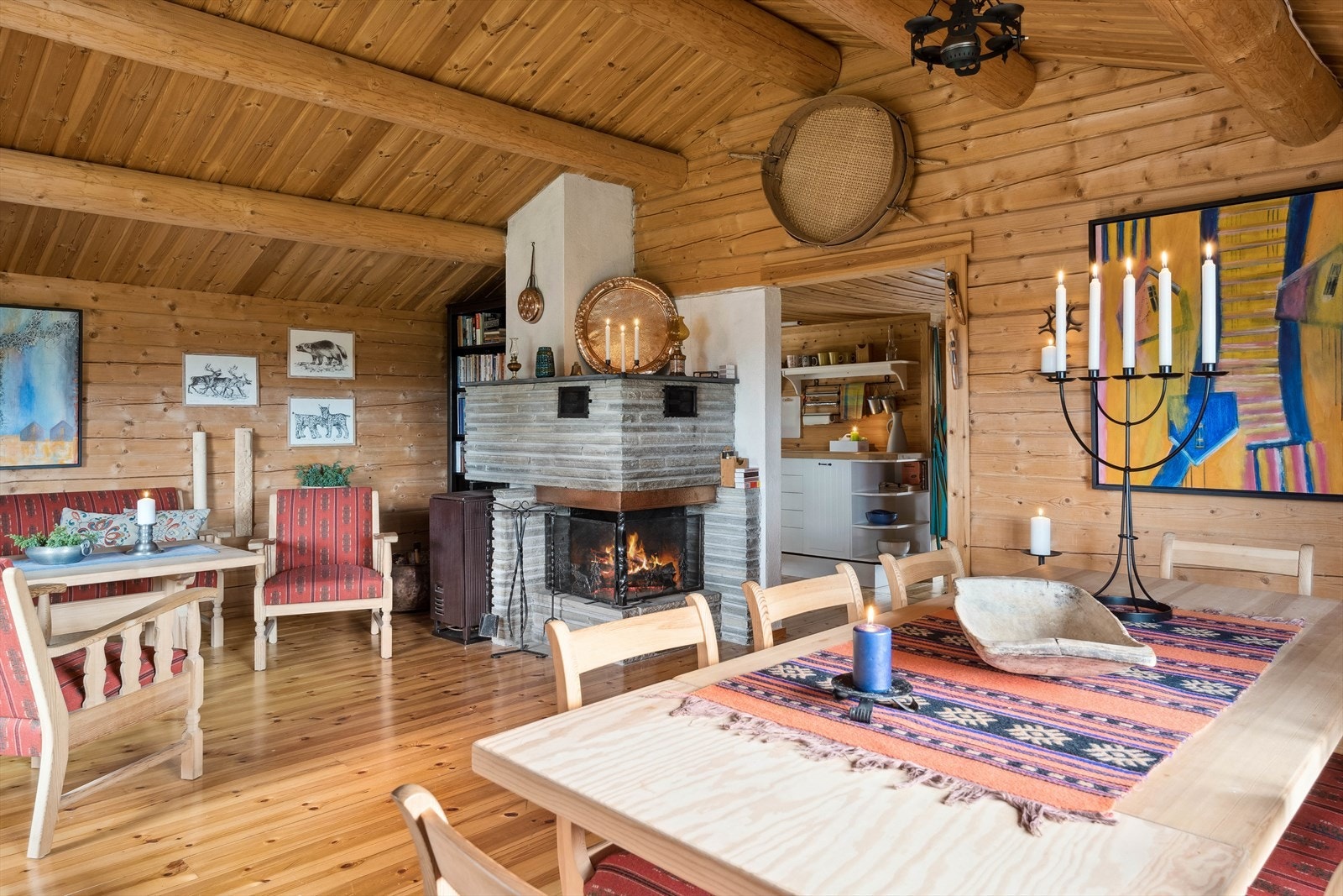 Stua har god plass til både koselig sofakrok og stor spisegruppe. Galleribilde