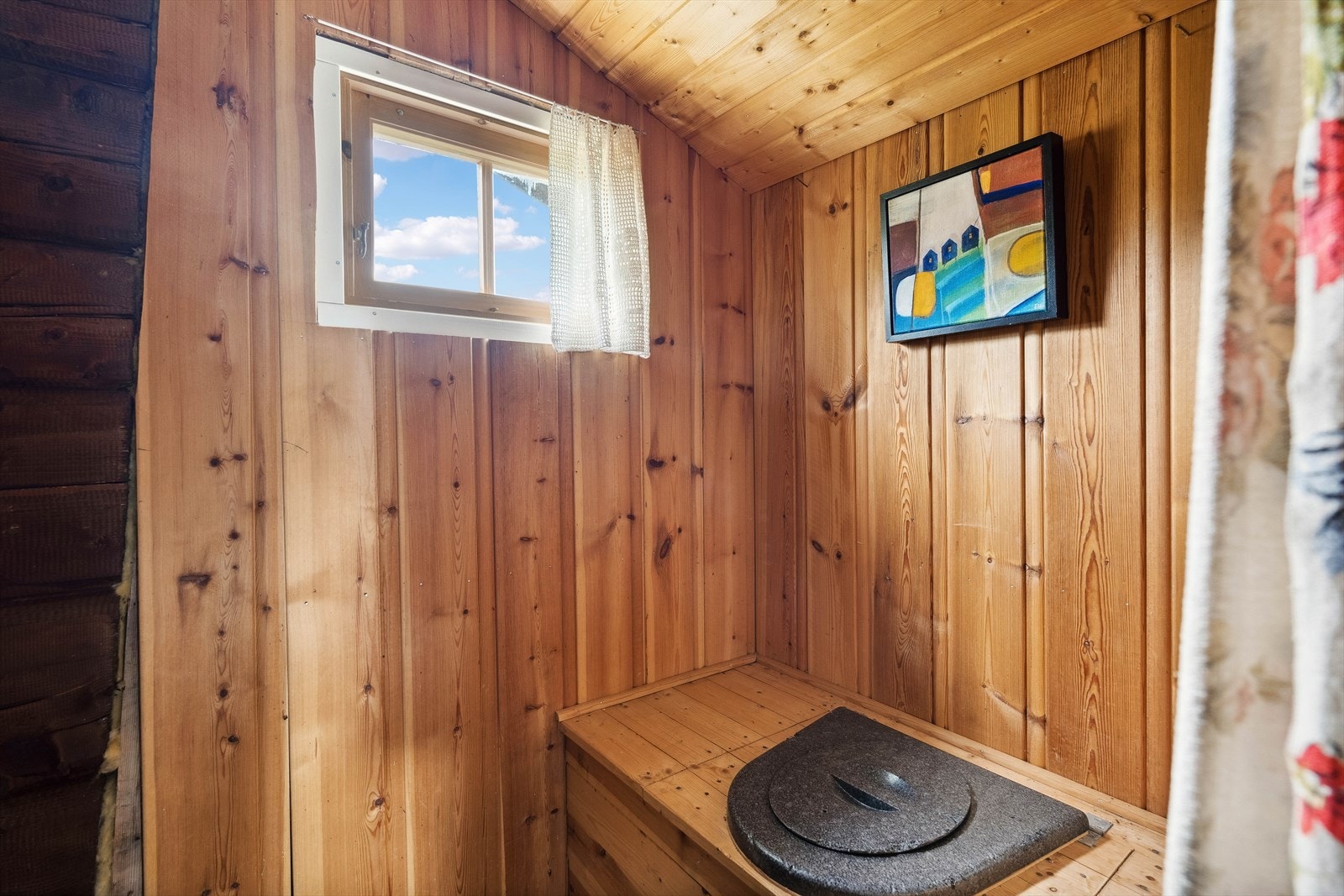 Eget rom med utedo. (Biodo med bøtte). Det er mulighet til å installere tomklosset i kjeller under. Galleribilde