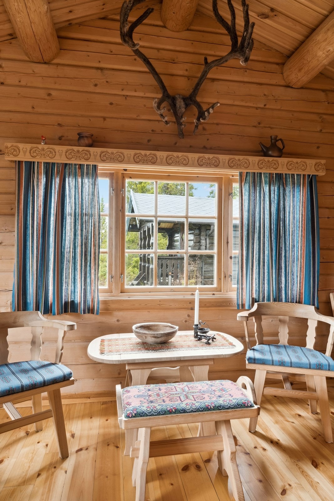 De mange vindusflatene gir god utsikt og slipper mye naturlig lys inn i hytta. Galleribilde