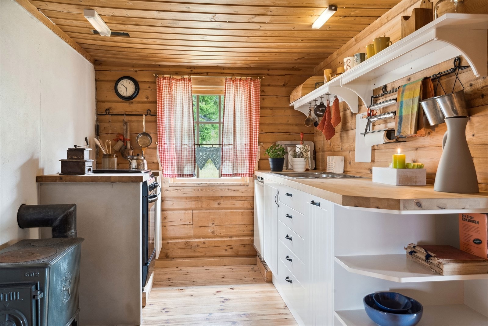 Kjøkkenet har nyere kjøkkeninnredning med benkeskap og skrog av laminerte plater, og med malte profilerte fronter av formpresset materiale. Galleribilde