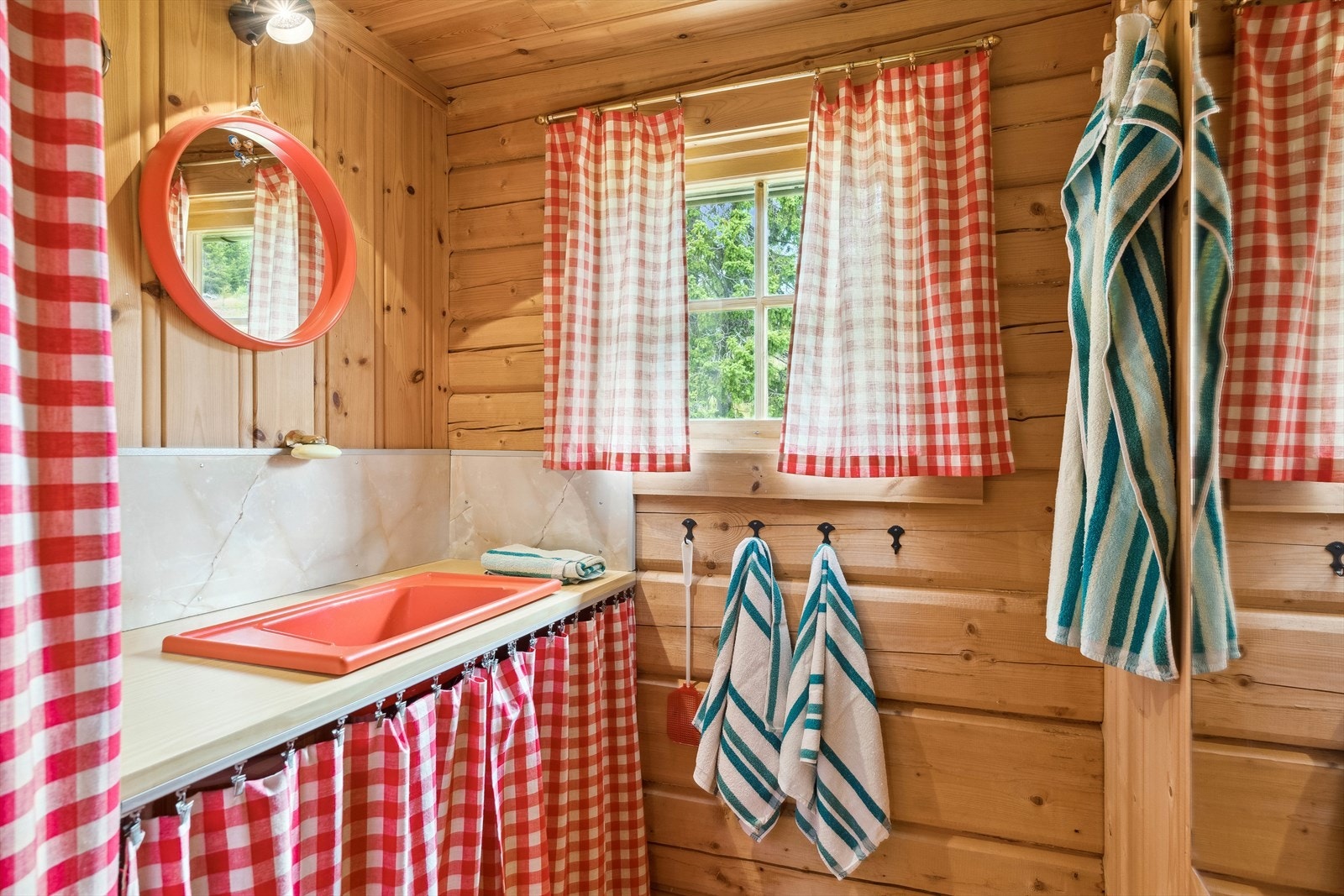 Enkelt vaskerom med benk og nedfelt servant. Også her er det avløp for gråvann ut til terreng. Galleribilde