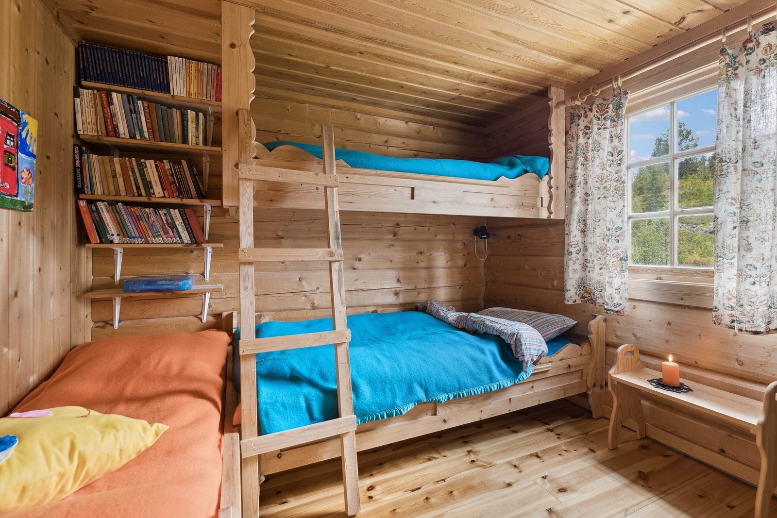 Det siste soverommet har praktisk familiekøye samt enkeltseng. Alle soverommene har skapplass for god oppbevaring. Galleribilde