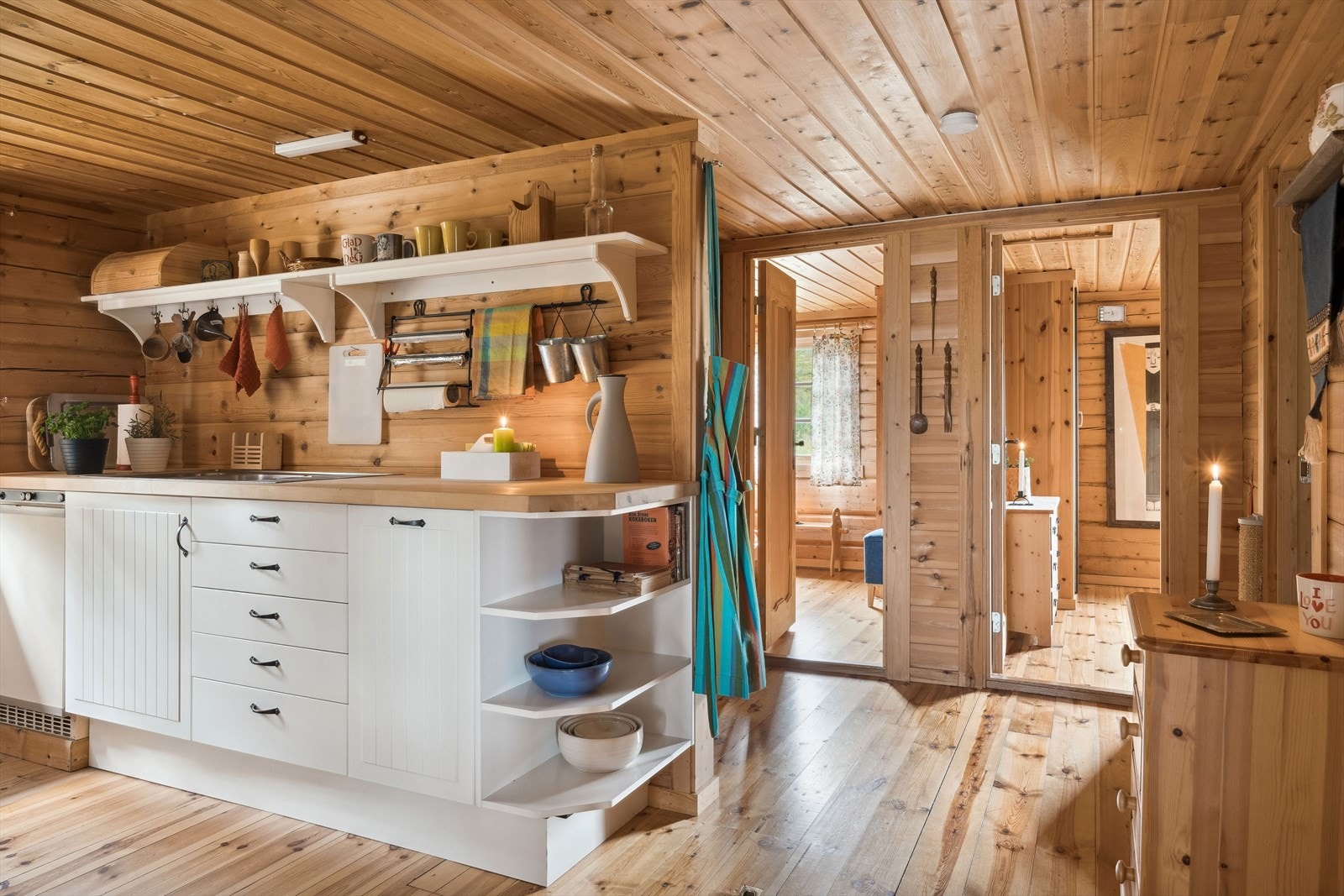 Hytta har en god tradisjonell hyttestandard på overflater og utstyr, og fremstår vedlikeholdt og pent brukt. Galleribilde