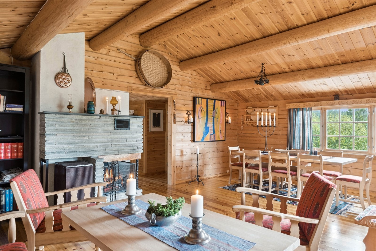 Stua er lys og luftig med mønet himling og synlige rundstokker noe som gir et fint hyttepreg. Galleribilde