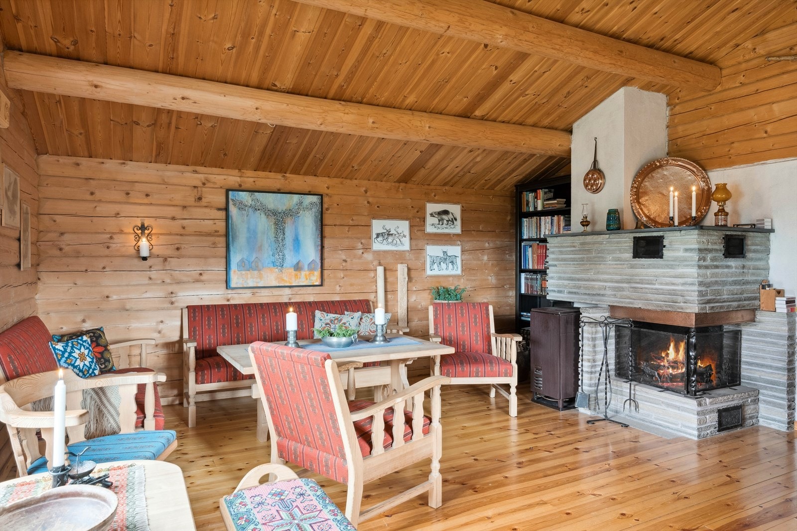 Peisen er et møbel i seg selv, og gir en lun og hyggelig atmosfære, og er et naturlig samlingspunkt etter lange dager ute i naturen. Galleribilde