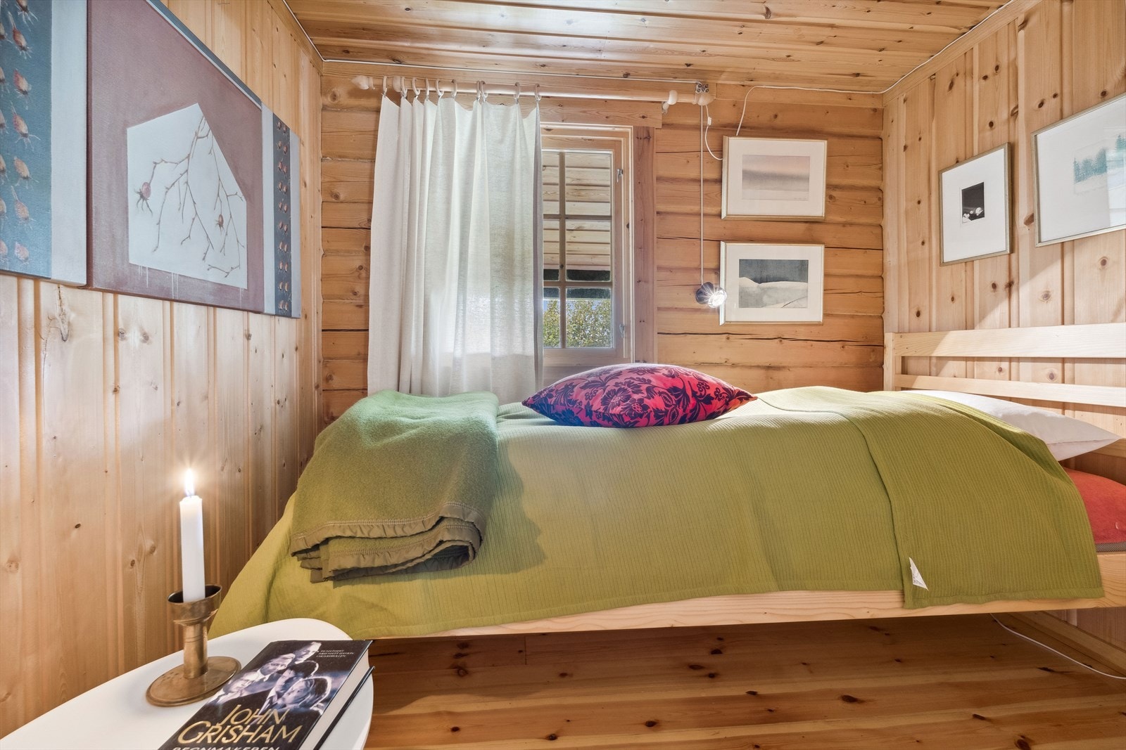 Med hele tre soverom er det god plass til store og små. To av sovereommene har dobbeltseng. Soverom 1. Galleribilde